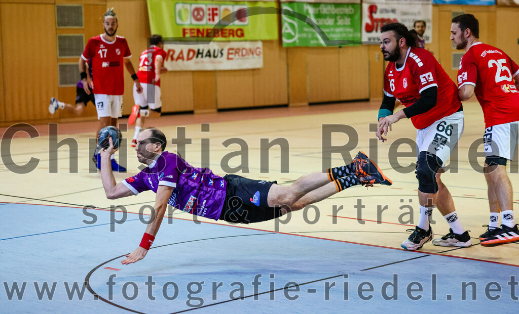 2023-10-21_016_SpVgg_Altenerding_III_gegen_TSV_Taufkirchen-Vils | Erding, Deutschland, 21.10.2023:
Handball, Bezirksklasse Männer Staffel Ost 2023 / 2024, 4. Spieltag, SpVgg Altenerding III gegen TSV Taufkirchen/Vils, Endergebnis: 27:32

Daniel Sagert (SpVgg Altenerding, #5), Patrick Mühlenbeck (TSV Taufkirchen/Vils, #66), Christoph Huber (TSV Taufkirchen/Vils, #25)

Foto: Christian Riedel / fotografie-riedel.net