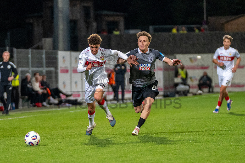 VfB Stuttgart II vs. SSV Ulm 1846 Fussball, Fussball, 3. Liga, 32. Spieltag, 08.04.2026 | Zweikampf zwischen Noah Darvich (VfB Stuttgart II, #31) und Mirnes Pepic (SSV Ulm 1846 Fussball, #20),VfB Stuttgart II vs. SSV Ulm 1846 Fussball, Fussball, 3. Liga, 32. Spieltag, 08.04.2026DFB regulations prohibit any use of photographs as image sequences and/or quasi-video