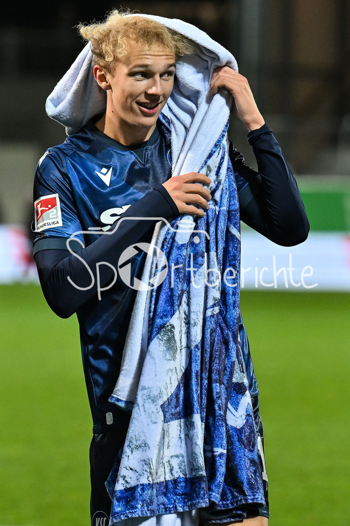 SpVgg Greuther Fürth - Karlsruher SC | FUERTH, GERMANY - OCTOBER 24: the team of Karsluhe - Leon OPITZ (Karslruher SC 17) - celebtrating with the fans after the 2. bundesliga match between SpVgg Greuther Fuerth vs. Karlsruher SC on matchday 10 at Sportpark Ronhof Thomas Sommer on October 24, 2025 in Fuerth, Germany / DFL REGULATIONS PROHIBIT ANY USE OF PHOTOGRAPHS AS IMAGE SEQUENCES AND/OR QUASI-VIDEO