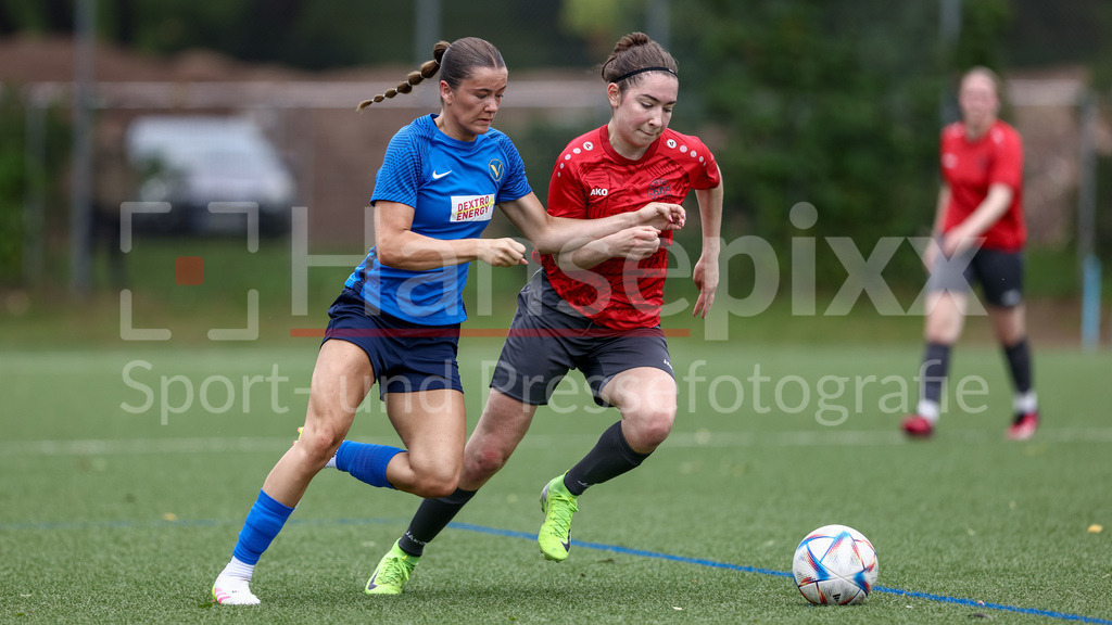 Fussball, Aufstiegsrunde Regionalliga Nord Frauen, FC Union 60 - SC Victoria Hamburg | v.li.: Finja Paape (SC Victoria Hamburg, 17) und Jette Wille (FC Union 60 Bremen, 3) im Zweikampf, Duell, Dynamik, Aktion, Action, Spielszene