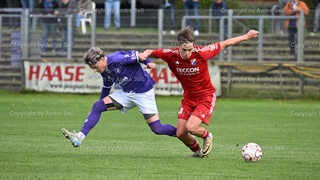 VfR Neumünster vs SpVg Eidertal Molfsee | Sterling Watring (VfR #6) / Marcel Wasielewski (Molfsee #28) - Fußball-Oberliga Männer 2024/2025 / VfR Neumünster vs SpVg Eidertal Molfsee / VfR-Stadion / Neumünster / 29.09.24 - Realisiert mit Pictrs.com