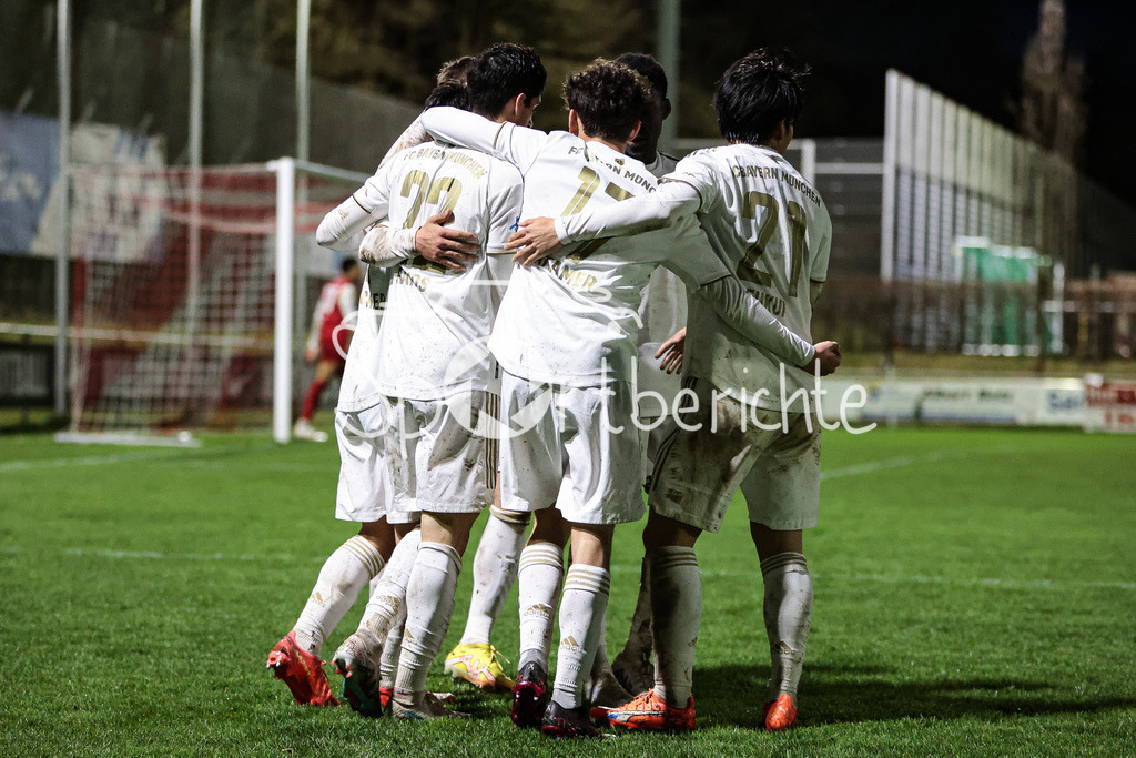 SV Heimstetten - FC Bayern Amateure | Die kleinen Bayern jubeln ueber das Tor zum 1-5 durch durch Grant-Leon RANOS (FCB #22)