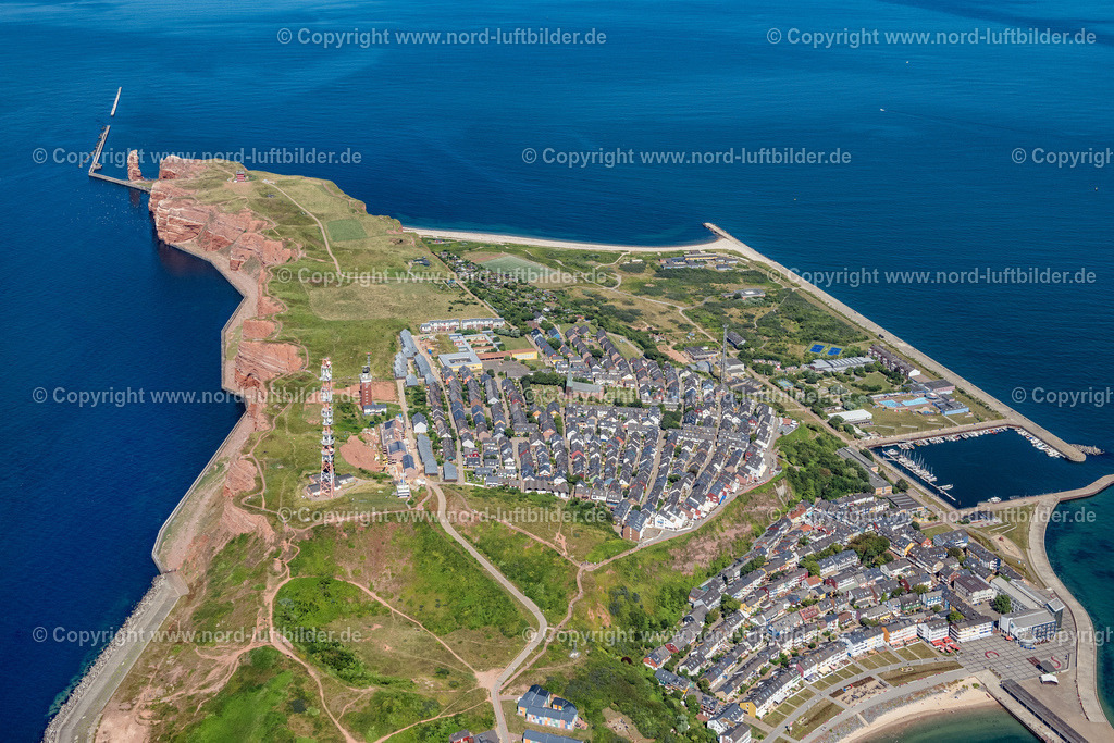 Helgoland_ELS_9968130822 | HELGOLAND 13.08.2022 Küsten- Landschaft an der felsigen Steilküste der Nordsee in Helgoland im Bundesland Schleswig-Holstein. Weiterführende Informationen bei: Helgoland Tourismus-Service. // Coastline at the rocky cliffs of Nordsee in Helgoland in the state Schleswig-Holstein. Further information at: Helgoland Tourismus-Service. Foto: Martin Elsen