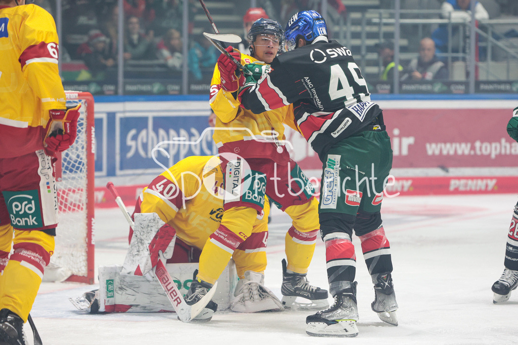 Augsburger Panther - Duesseldorfer EG | Nicolas GEITNER (DEG #5) und Michael CLARKE (AEV #49) haben sich in den Haaren / Fight / Kampf