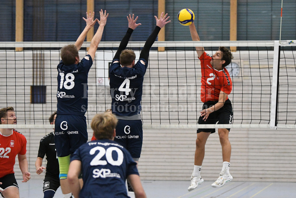 TSV 1861 Deggendorf : MTV München II | der Block steht: René Räbinger  (TSV Deggendorf Volleyball  #18) und Johannes Schwarz  (TSV Deggendorf Volleyball  #4) - Realisiert mit Pictrs.com