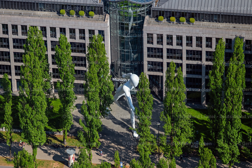 4024891 | Münchner Rück-Stiftung, Walking Man an der Leopold-Strasse, München