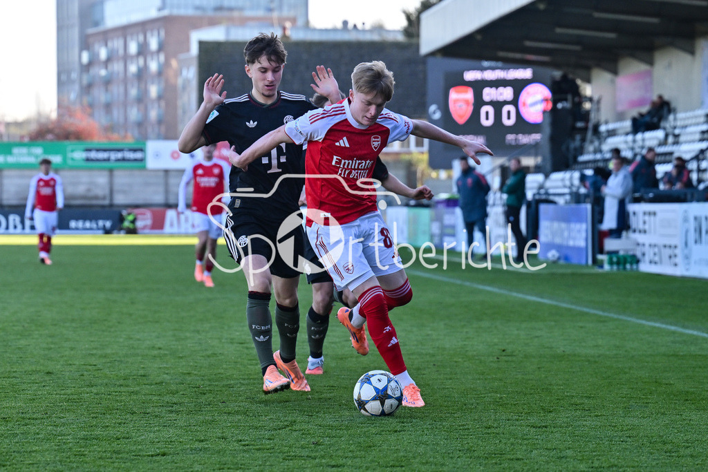 Arsenal London U19 - FC Bayern München U19 | BOREHAMWOOD, ENGLAND - 26. NOVEMBER: im Duell Callan HAMILL (Arsenal FC U19 83), Tim BINDER (FC Bayern München 7) beim Ligaspiel zwischen der U19 von Arsenal London und der U19 des FC Bayern München am 5. Spieltag der UEFA Youth League im Meadow Park am 26.11.2025