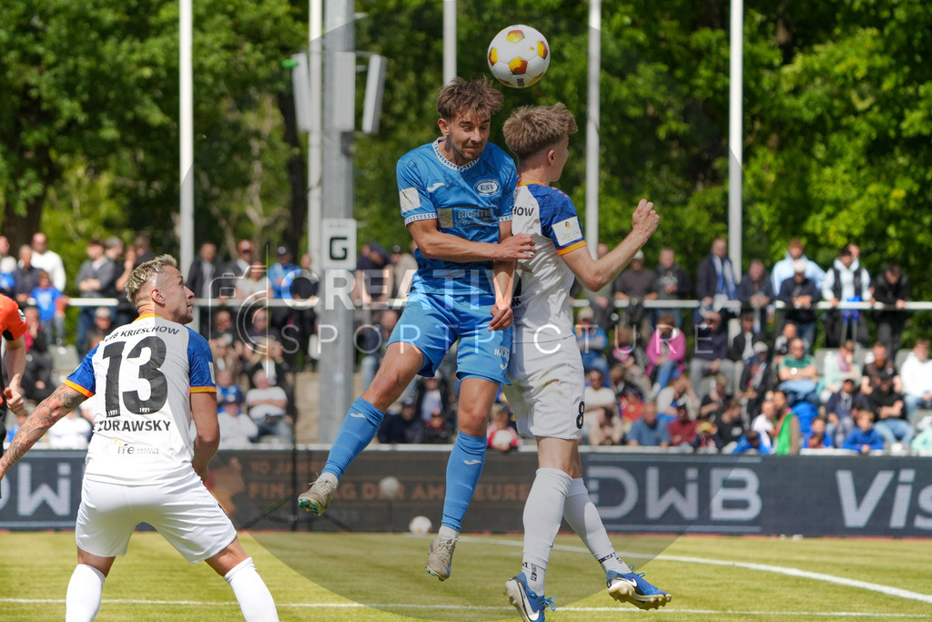 Fußball, Herren, Saison 2024/2025, Finaltag der Amateure 2025, Landespokal Brandenburg, Finale, VfB 1921 Krieschow vs. RSV Eintracht 1949, Samstag 24.05.2025, Volksparkstadion Neuruppin, | Fußball, Herren, Saison 2024/2025, Finaltag der Amateure 2025, Landespokal Brandenburg, Finale, VfB 1921 Krieschow vs. RSV Eintracht 1949, Samstag 24.05.2025, Volksparkstadion Neuruppin, Im Bild: v.l. Martin Zurawsky (Krieschow), Tim Göth (RSV) und Colin Raak (Krieschow) - Realisiert mit Pictrs.com