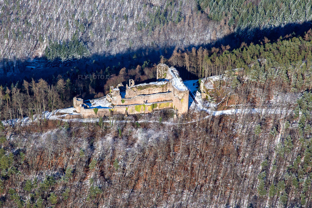 Luftbild: Burgruine Neuscharfeneck aus Süden im Winter bei Schnee in Flemlingen im Bundesland Rheinland-Pfalz in Deutschland. Foto: IMG_139848.jpg vom 20.01.2024 durch Werner Riehm/FLY-FOTO.de