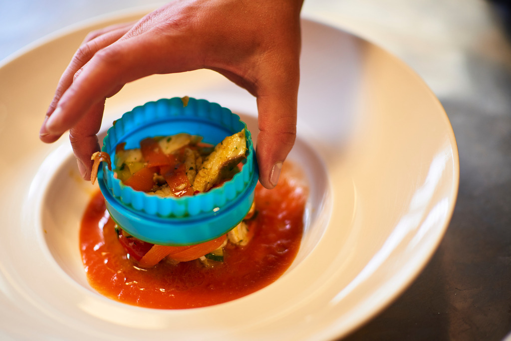 Trattoria Tre Cristi | Siena, Italien - September 01, 2016: Restaurant Trattoria, Tre Cristi; ein Teller wird schön angerichtet mit Gemüse. - Realisiert mit Pictrs.com