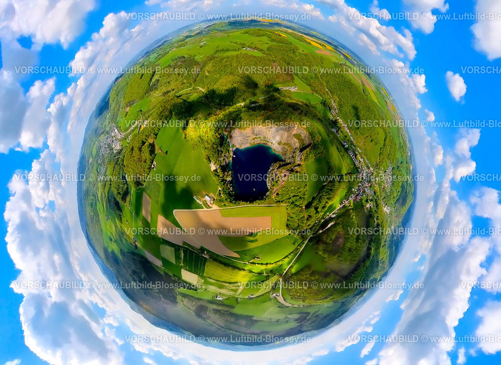 Brilon240590455SeeImBergMuehlenberg | Luftbild, See im Berg, kreisrunder Steinbruchsee im Naturschutzgebiet Mühlenberg, Tauchgewässer bestehend nur aus Regenwasser, Taucher bei der Ausbildung, Erdkugel, Fisheye Aufnahme, Fischaugen Aufnahme, 360 Grad Aufnahme, tiny world, little planet, fisheye Bild, Messinghausen, Brilon, Sauerland, Nordrhein-Westfalen, Deutschland