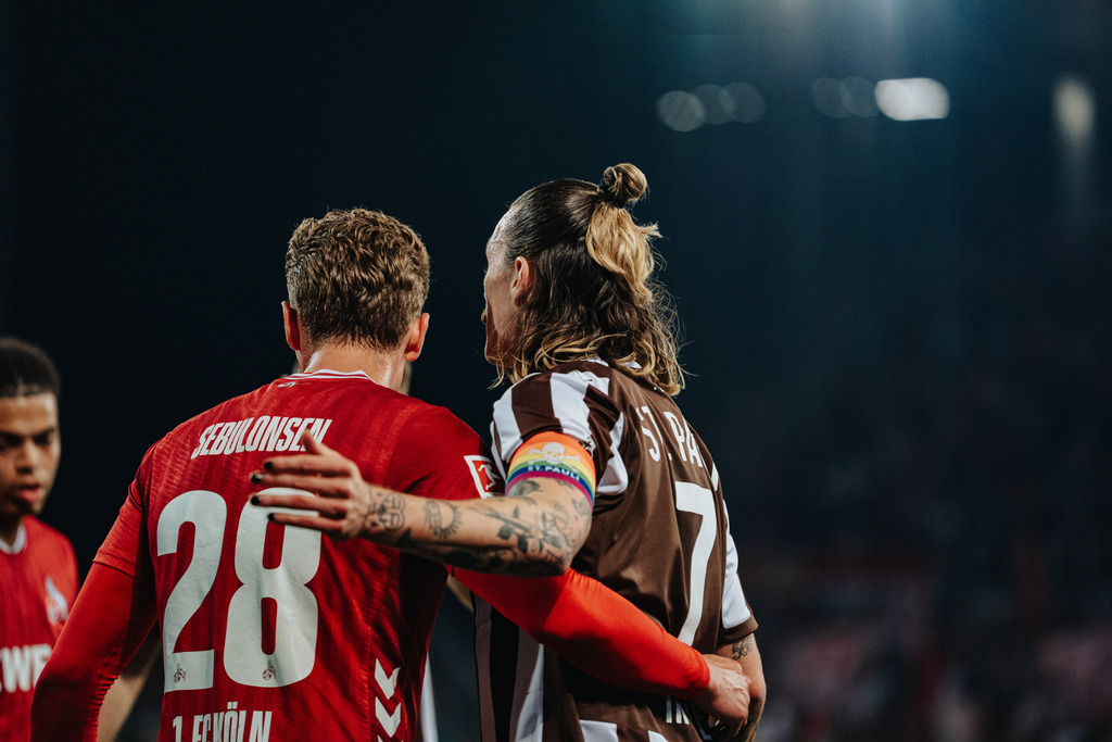 FCS02464 | Der offizielle Shop für FC St. Pauli Fotos. Wähle aus Spielszenen & Fanmomenten dein FCSP Wunschformat. Wir liefern Millerntor-Atmosphäre.