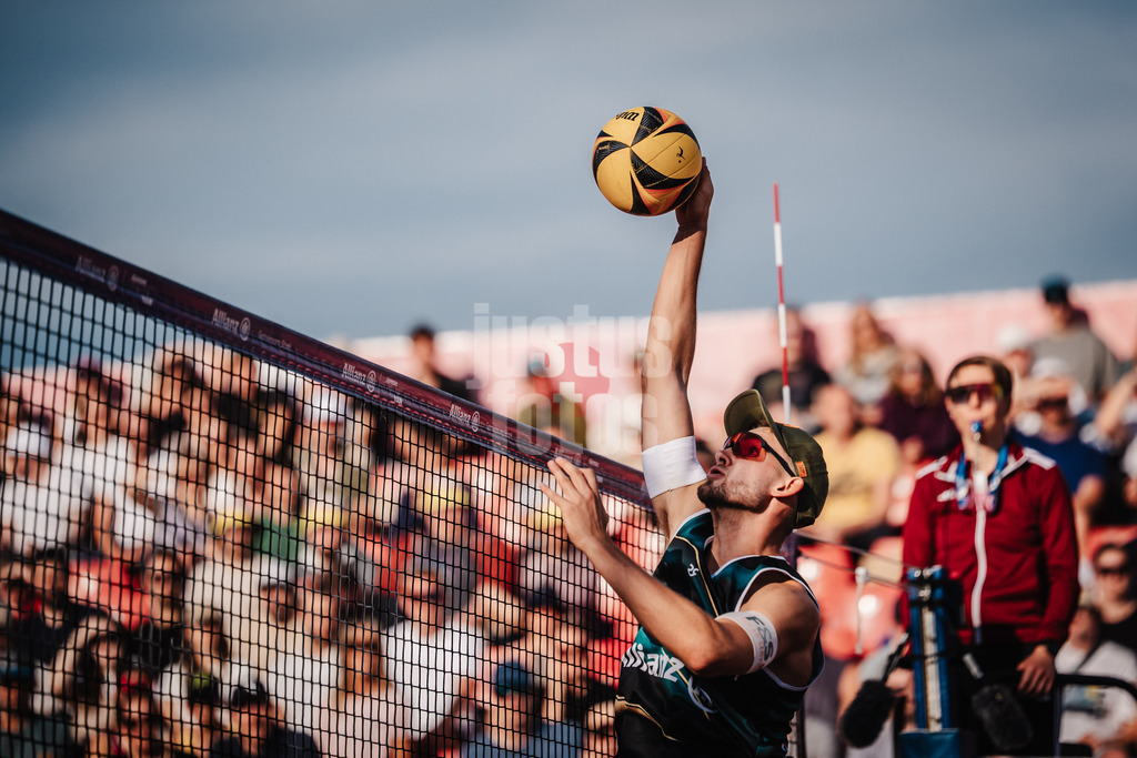 Beachvolleyball | Männer | Allianz German Beach Tour 2025 | Tourstop München | 11.07.2025 | Benedikt Sagstetter beim Angriff