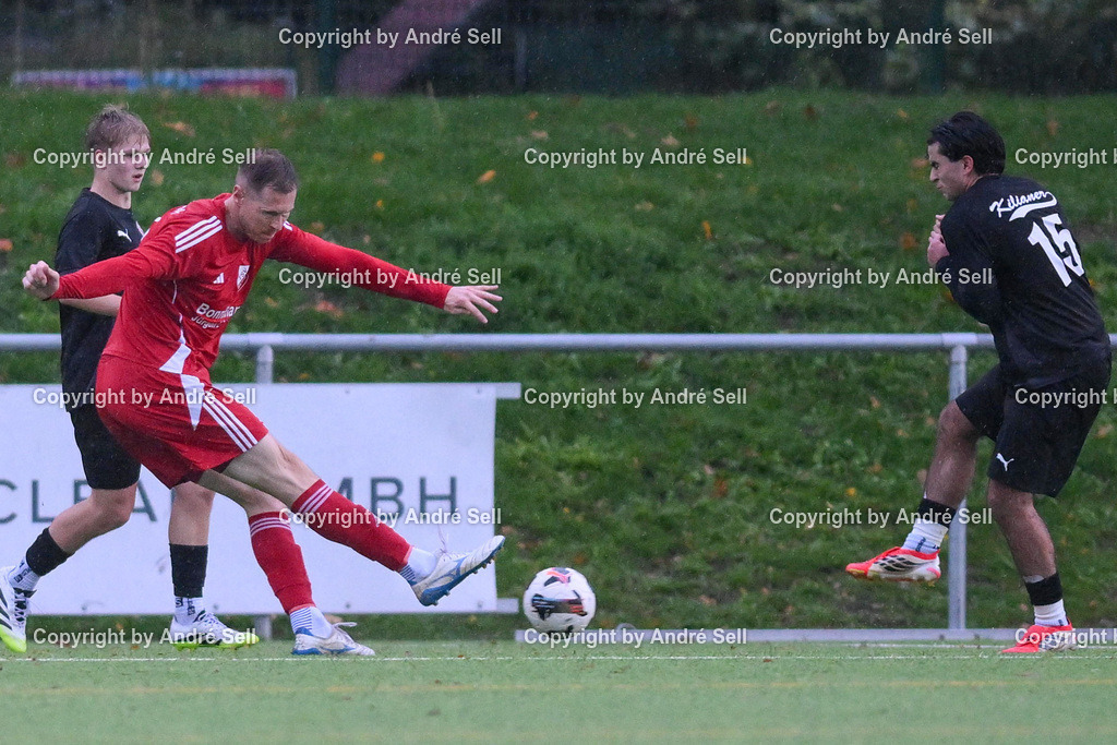 FC Kilia Kiel II vs TSV Flintbek | Jamie-Luca Rohr (Kilia #13) &amp; Talha Özdmir (Kilia #15) vs Sebastian Klimmek (Flintbek #23) / Fußball-Verbandsliga Ost Männer 2026/2027 / FC Kilia Kiel II vs TSV Flintbek / Kilia Sportplatz / Kiel / 10.10.26 - Realisiert mit Pictrs.com