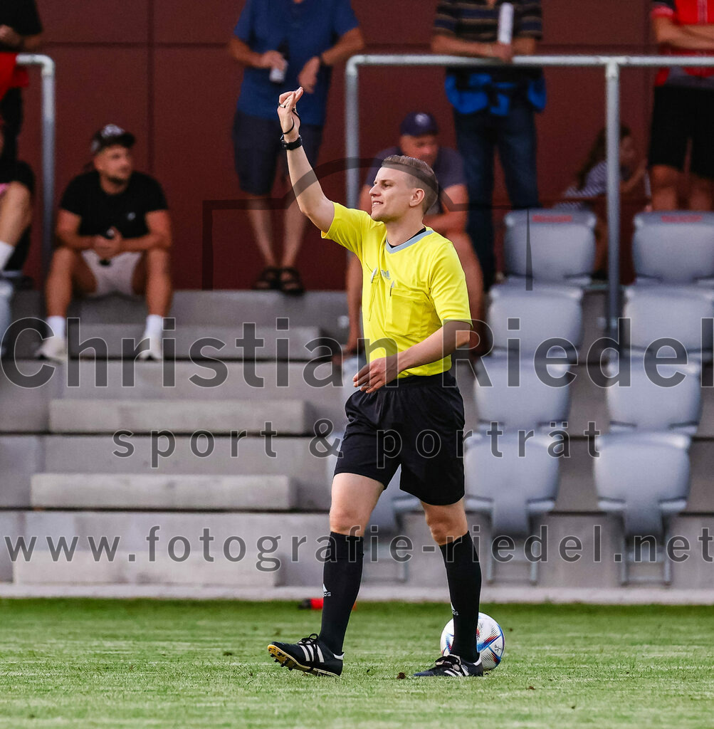 2023-08-25_064_FC_Finsing_gegen_FC_Lengdorf | Finsing, Deutschland, 25.08.2023:
Fußball, Kreisliga 2023 / 2024, 6. Spieltag, FC Finsing gegen FC Lengdorf, Endergebnis: 5:0

Schiedsrichter Etienne Fromme

Foto: Christian Riedel / fotografie-riedel.net