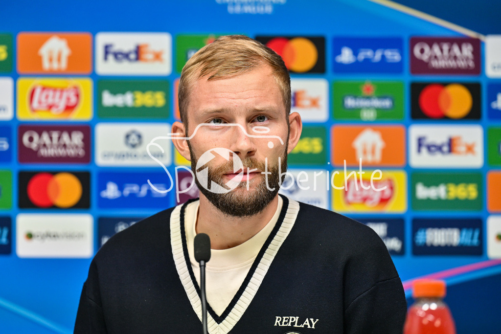 Paphos FC - FC Bayern München | im Bild Konrad LAIMER (FC Bayern Muenchen 27) auf der Pressekonferenz vor dem Spiel in Pafos / Einzelfoto / Freisteller