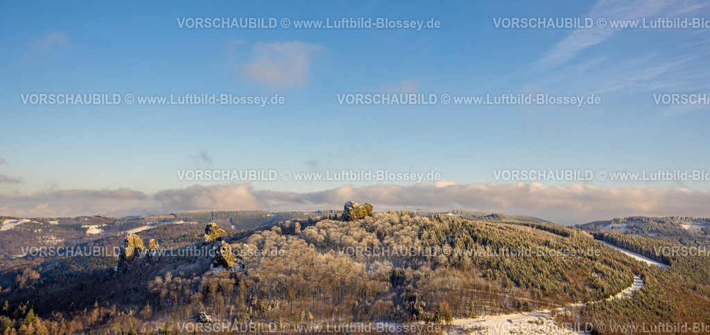 Olsberg231200824BruchhauserSteine | Luftbild, Bruchhauser Steine mit Gipfelkreuz, vier Felsen mit Namen Ravenstein, Goldstein, Bornstein und Feldstein mit Gipfelkreuz, Sehenswürdigkeit in Winterlandschaft, Bruchhausen, Olsberg, Sauerland, Nordrhein-Westfalen, Deutschland
