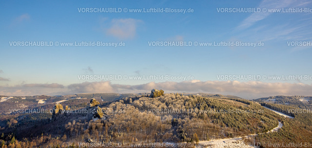 Olsberg231200824BruchhauserSteine | Luftbild, Bruchhauser Steine mit Gipfelkreuz, vier Felsen mit Namen Ravenstein, Goldstein, Bornstein und Feldstein mit Gipfelkreuz, Sehenswürdigkeit in Winterlandschaft, Bruchhausen, Olsberg, Sauerland, Nordrhein-Westfalen, Deutschland