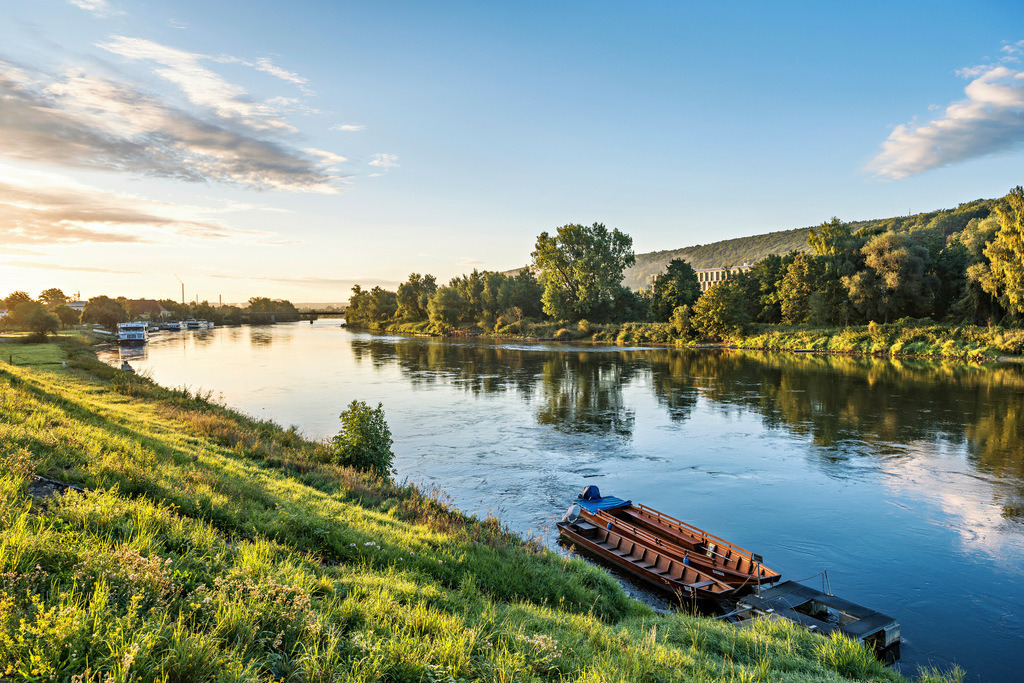 Kähne im Morgenlicht | Auf dem Weg zum Donaudurchbruch bei Kelheim habe ich dieses wunderbare Motiv im schönsten Morgenlicht eingefangen. - Realisiert mit Pictrs.com