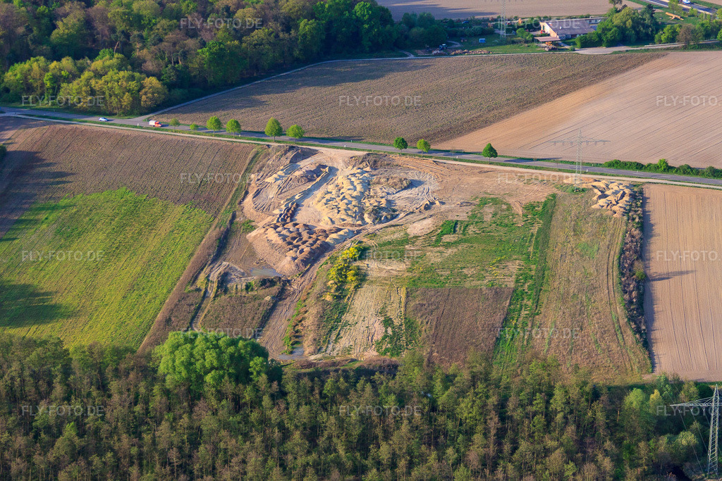 Luftbild: Erddeponie auf einem Acker in Erlenbach bei Kandel im Bundesland Rheinland-Pfalz in Deutschland. Foto: IMG_64275.jpg vom 11.04.2014 durch Werner Riehm/FLY-FOTO.de