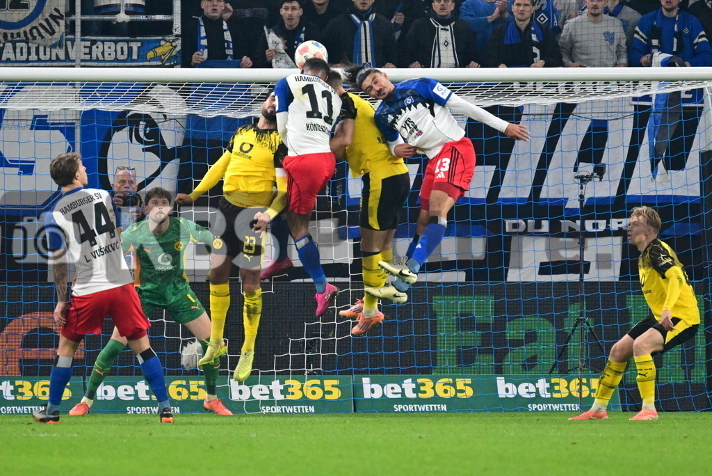 KBS Picture_HSV-Dortmund_013 | v.l. Vuskovic Luka (HSV) , Can Emre (Bor. Dortmund) , Koenigsdoerffer Ransford-Yeboah (HSV) koepft hier das 1:1 , Schlotterbeck Nico (Bor. Dortmund) , Ramos Guilherme (HSV) ,Sportplatz :  Volksparkstadion, - Realisiert mit Pictrs.com