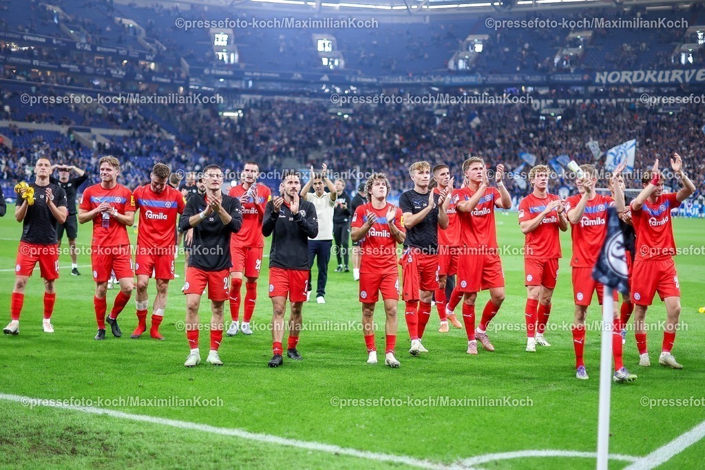 S0413092501202 | 13.09.2025, Fußball, FC Schalke 04 - Holstein Kiel, 5.Spieltag, 2. Fußball Bundesliga, Veltins-Arena Gelsenkirchen, Saison 2025 2026: Abschlussjubel nach dem 1:0 Sieg für Holstein Kiel. Die Mannschaft feiert den Erfolg vor der KurveDFB regulations prohibit any use of photographs as image sequences and or quasi-video.