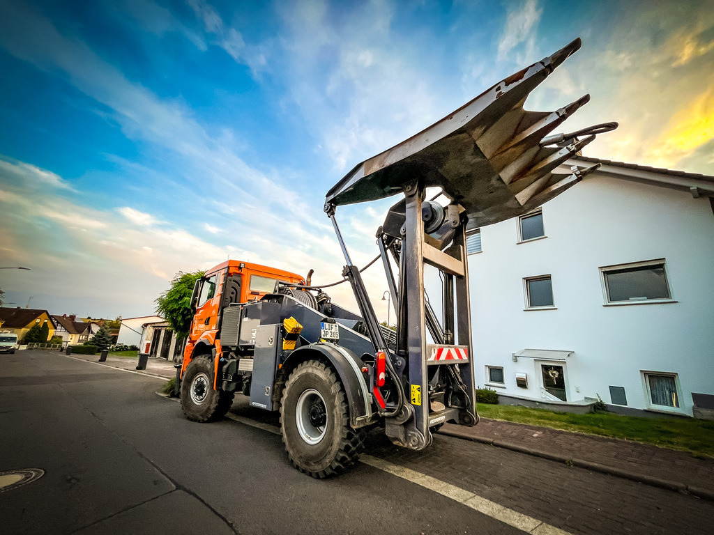 Baufahrzeug - Wenings | Die Anwohner am Bäders konnten dieses außergewöhnliche Baufahrzeug begutachten.Ein gemütlicher Spaziergang durch Wenings kann schnell zu einem außergewöhnlichen Erlebnis werden. Dafür bedarf es lediglich einer Kamera mit Weitwinkel-Objektiv und ein wenig Abenteuerdrang. Dann werden sogar sonst verpönte Baustellen zu einer Inspiration für neue Blickwinkel. Vielleicht treibt diese Idee den ein oder anderen Hobby-Fotografen mit der nötigen Ausrüstung am Wochenende aus dem Wohnzimmer und in die Dorfmitten. - Realisiert mit Pictrs.com