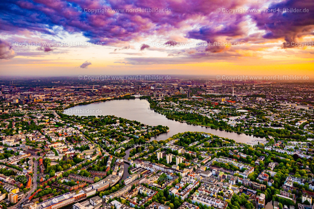 Hamburg_Alster_Uhlenhorst_Sonnenuntergang_ELS_8949060525 | HAMBURG 06.05.2025 Wohngebiet "Bellevue" an der Außenalster im Ortsteil Winterhude in Hamburg, Deutschland. // Residential area "Bellevue" on the Outer Alster in the district of Winterhude in Hamburg, Germany. Foto: Martin Elsen