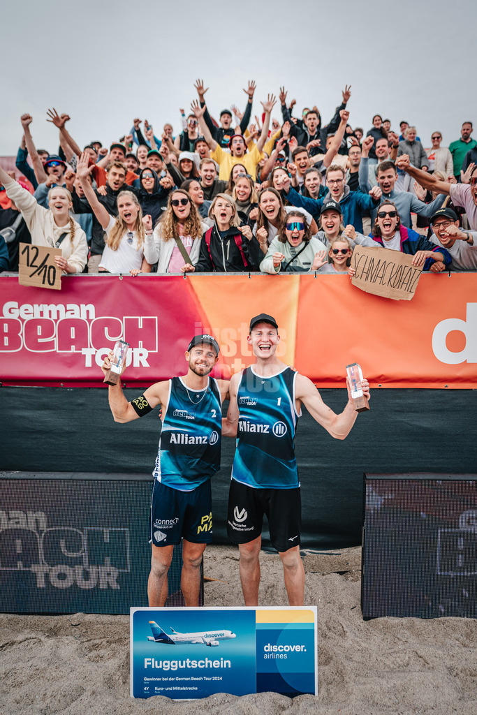 Beachvolleyball | Männer | Allianz German Beach Tour 2024 | Tourstop Kühlungsborn 2 | 18.08.2024 | v.l. Jonas Sagstetter und Philipp Huster gewinnen das Turnier in Kühlungsborn