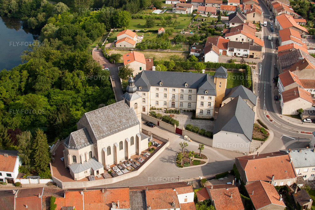 Luftbild: Château de Berg - Boutique-hôtel & Event in Berg-sur-Moselle im Bundesland Moselle in Frankreich. – Foto: IMG_29406.jpg vom 26.06.2010 durch Werner Riehm/FLY-FOTO.de – Auflösung des Originals: 4752 x 3168 px – Château de Berg