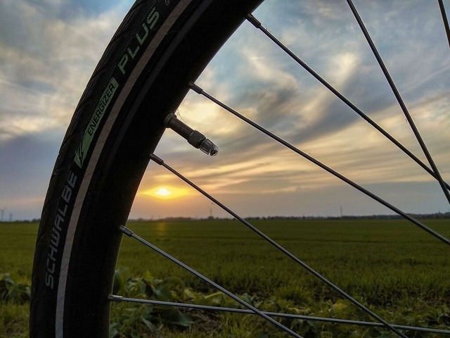 Fahrrad am Abend | Blick durch Speichen des Fahrrads