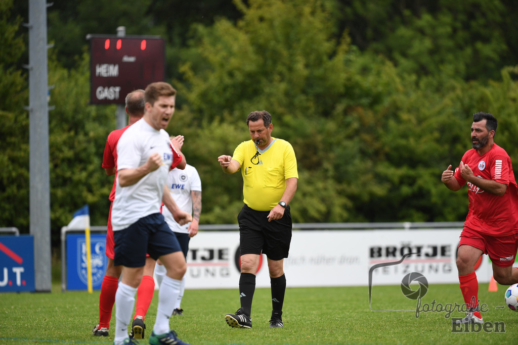 SV Brake Ü40-BW Bümmerstede (Ü40) | Kreispokal Finale Jade-Weser-Hunte Ü40; SV Brake Ü40 (rot)-BW Bümmerstede Ü40 (weiß) am 15.06.2025 in Rastede (Sportanlage Köttersweg), Photo: Philip Eiben 2025 - Realisiert mit Pictrs.com