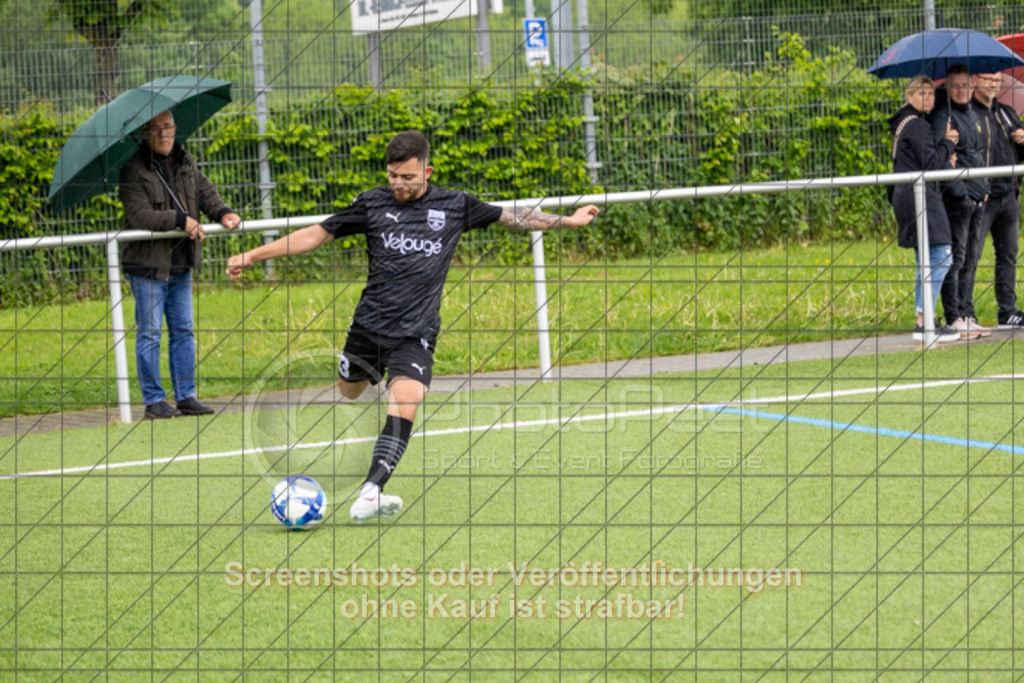 20250504_152028_0212 | #,SSV Göppingen (schwarz) vs. TSV Wäschenbeuren (grün), Fussball, Kreisliga A3 - Bezirk Neckar/Fils, 25. Spieltag, Saison 2024/2025, Kunstrasensportplatz Nord, Hohenstaufenstr. 123, 73033 Göppingen, 04.05.2025 - 15:00 Uhr,Foto: PhotoPeet-Sportfotografie/Peter Harich