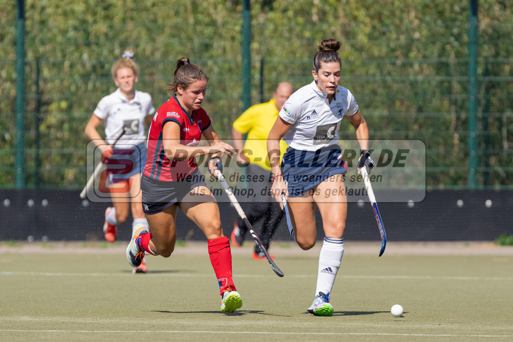 HK_20220903_109669 | 1. Bundesliga Damen Düsseldorfer HC - Berliner HC am 3.9.2022 DHC Düsseldorf, Düsseldorf , Agustina Albertarrio ( Düsseldorfer HC #9 ) , Linnea Weidemann ( Berliner HC #10 )