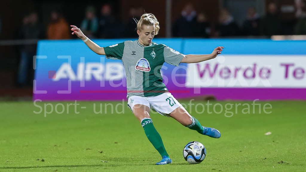Fussball, Google Pixel Frauen-Bundesliga, SV Werder Bremen - Eintracht Frankfurt | v.li.: Nina Lührßen (SV Werder Bremen, 27) am Ball, Freisteller, Einzelbild, Ganzkörper, Aktion, Action, Spielszene, DIE DFB-RICHTLINIEN UNTERSAGEN JEGLICHE NUTZUNG VON FOTOS ALS SEQUENZBILDER UND/ODER VIDEOÄHNLICHE FOTOSTRECKEN. DFB REGULATIONS PROHIBIT ANY USE OF PHOTOGRAPHS AS IMAGE SEQUENCES AND/OR QUASI-VIDEO.
