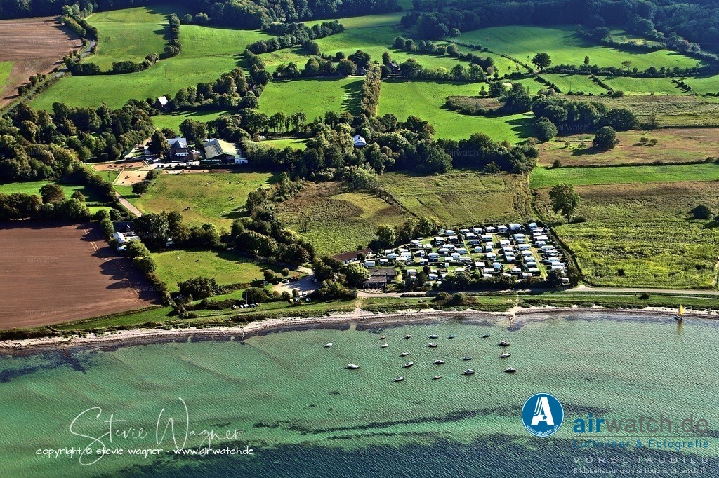 Luftbild Habernis - Der Campingplatz Habernis liegt direkt an der Ostsee in Steinberg | Der Campingplatz Habernis liegt direkt an der Ostsee in Steinberg und besticht durch seine schöne Lage am Ostseestrand an der Flensburger Förde. Er ist sowohl bei Dauercampern als auch bei Feriengästen beliebt und bietet preisgünstiges Camping mit viel Nähe zum Meer. - Bitte beachten Sie die Öffnungszeiten !