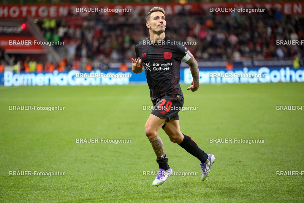 Bayer 04 Leverkusen vs Eintracht Frankfurt - Bundesliga  | Leverkusen, Deutschland, 12.09.25:   Alejandro Grimaldo (Bayer 04 Leverkusen) Torjubel, jubelt nach seinem Treffer zum 3:1 waehrend des Spiels der Bundesliga zwischen  Bayer 04 Leverkusen vs Eintracht Frankfurt in der BayArena(Foto von Brauer-Fotoagentur / Adrian Schlueter)