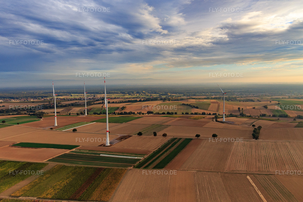 Luftbild: Windpark der EnBW - Windenergieanlage mit 6 Windrädern in Freckenfeld im Bundesland Rheinland-Pfalz in Deutschland. Foto: IMG_112088.jpg vom 11.10.2018 durch Werner Riehm/FLY-FOTO.deKununu