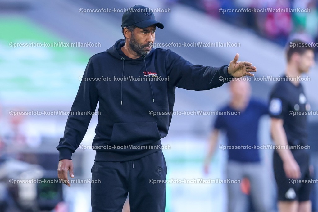 F9510052501057 | 10.05.2025, Fußball, Fortuna Düsseldorf - FC Schalke 04, 2. Fußball Bundesliga, Merkur Spiel-Arena, Saison 2024 2025: Cheftrainer Daniel Thioune (Trainer Fortuna Duesseldorf) gestik gestikulierend an der Seitenlinie DFB regulations prohibit any use of photographs as image sequences and or quasi-video.
