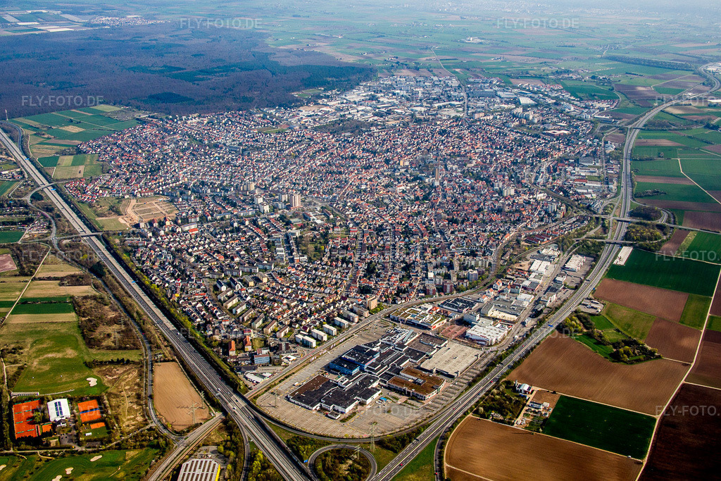 Luftbild: Ortsansicht der Straßen und Häuser der Wohngebiete in Viernheim im Bundesland Hessen in Deutschland. Foto: IMG_077018.jpg vom 12.04.2015 durch Werner Riehm/FLY-FOTO.de