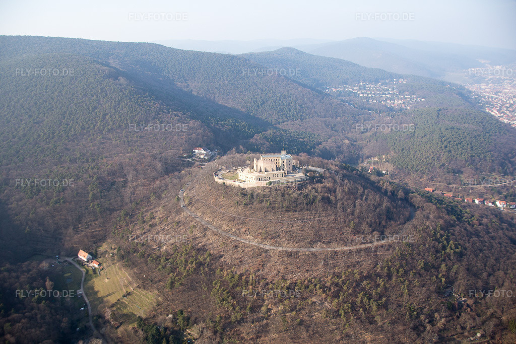 Luftbild: Hambacher Schloß im Ortsteil Diedesfeld in Neustadt im Bundesland Rheinland-Pfalz in Deutschland. Foto: IMG_086516.jpg vom 18.03.2016 durch Werner Riehm/FLY-FOTO.de