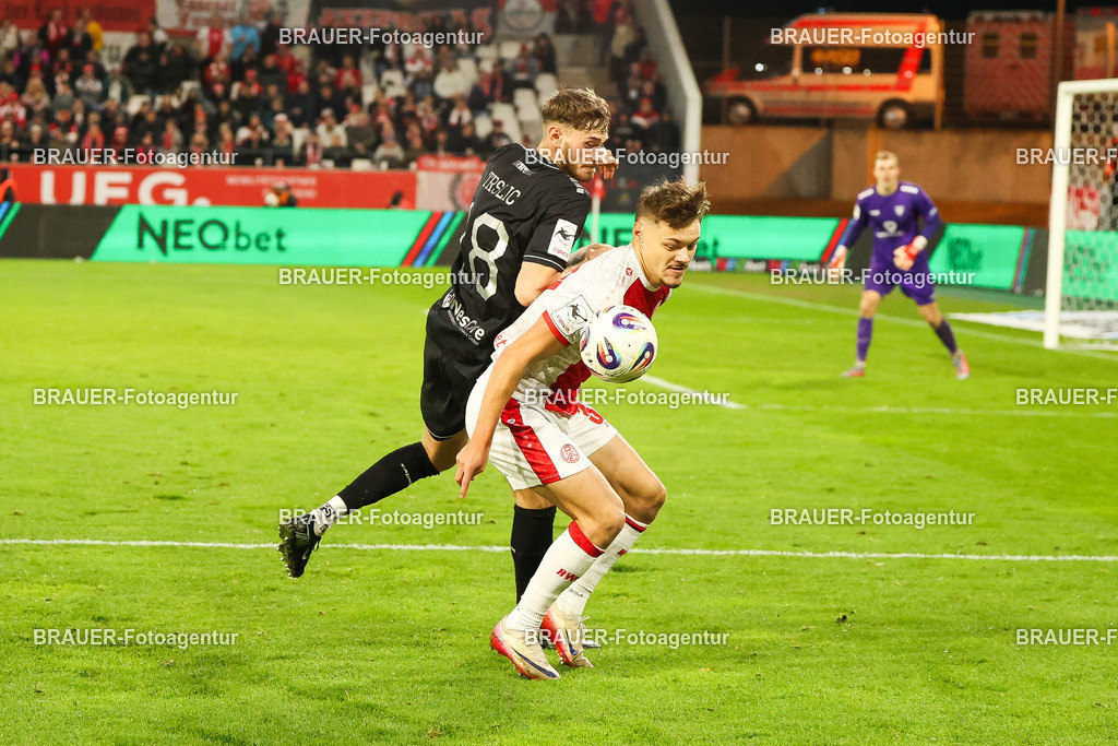 Rot-Weiss Essen - 1.Fc Schweinfurt | Essen, Deutschland, 02.11.2025 Luka Trslic (1.FC Schweinfurt) und Jannik Hofmann  (Rot-Weiss Essen) im Kampf um den Ballwährend des 3.Liga Spiels zwischen  Rot-Weiss Essen und 1.Fc Schweinfurt am 02.11.2025 im Stadion an der Hafenstraße in Essen. (Foto von Timo Bluhmki-Schmidt/Brauer Fotoagentur