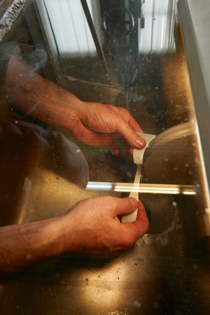 Rohling wird geschliffen | Wien, Austria - February 22, 2017: Wiener Silbermanufactur;  Rohling wird geschliffen. - Realisiert mit Pictrs.com