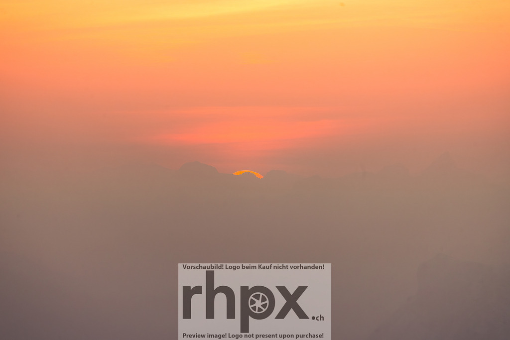 Sonnenaufgang am Pilatus | Stimmungsvolle Fotokunst aus Luzern. Erlebe den Pilatus, den See und die Stadt Luzern in exklusiven Aufnahmen in der Fotogalerie & Shop. - Realisiert mit Pictrs.com
