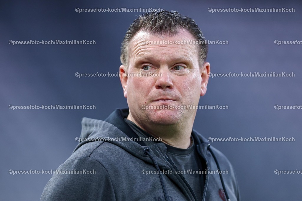 RWE04032601004 | 2026.03.04, Fußball, 3.Liga Herren, Rot-Weiss Essen -  SV Waldhof Mannheim, Stadion Hafenstraße, 27.Spieltag, Saison 2025 / 2026: Cheftrainer Uwe Koschinat (Rot-Weiss Essen #hc)  DFB regulations prohibit any use of photographs as image sequences and or quasi-video.