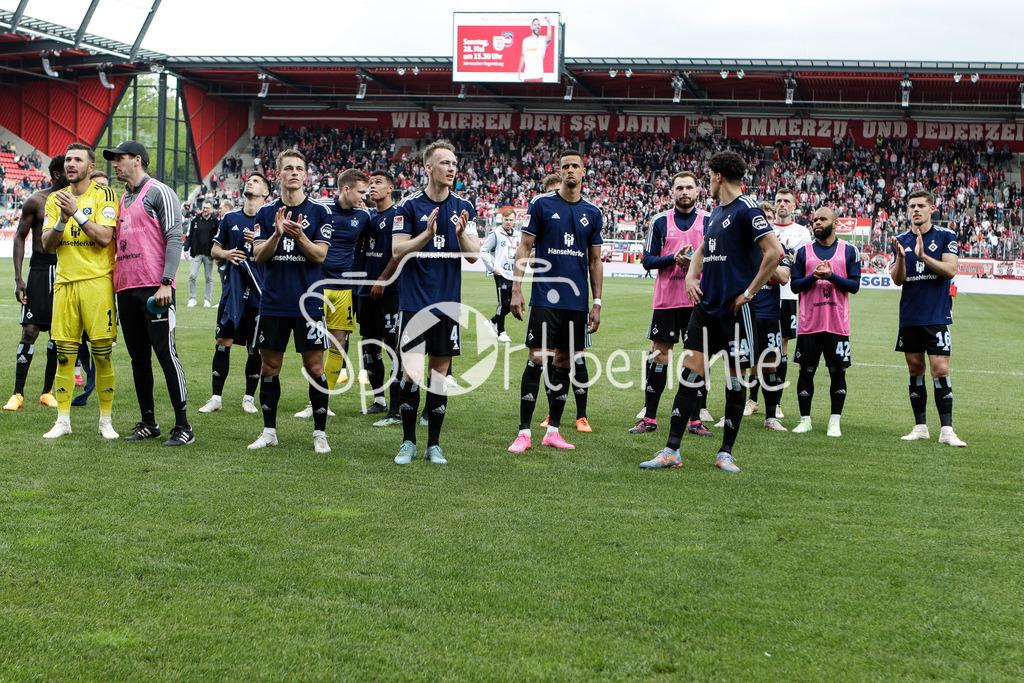 SSV Jahn Regensburg - Hamburger SV | Die Spieler des HSV feiern mit den mitgereisten fAns den Sieg in Regensburg / Jubel / Auswaertssieg / Freude / Ultras / DFL REGULATIONS PROHIBIT ANY USE OF PHOTOGRAPHS AS IMAGE SEQUENCES AND/OR QUASI-VIDEO