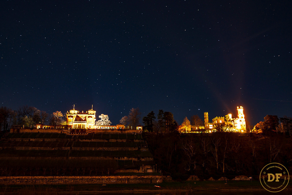 Lingner Schloss & Schloss Eckberg im Sternenhimmel | Geschenke, Wandbilder und Accessoires mit Motiven aus Dresden und anderen schönen Orten zur Verschönerung Deines zu Hauses und zum verschenken gewünscht? Wähle Deine Lieblingsbild auf dem Produkt Deiner Wahl. 