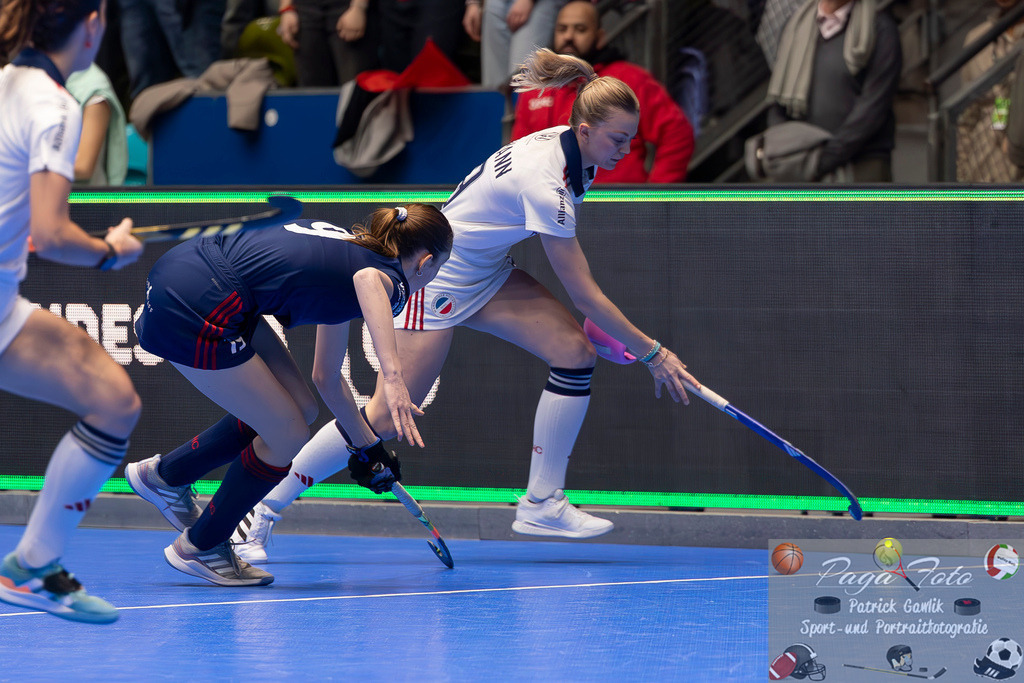 Volvo E.R.B. Final 4 Halbfinale Frauen: Mannheimer HC - Düsseldorfer HC, 25.01.2025 | Verena Neumann (Mannheimer HC #19) &amp; Emma Becker (Düsseldorfer HC #19), Mannheimer HC - Düsseldorfer HC, Frankfurt, Süwag Arena, 25.1.2025 - Realisiert mit Pictrs.com