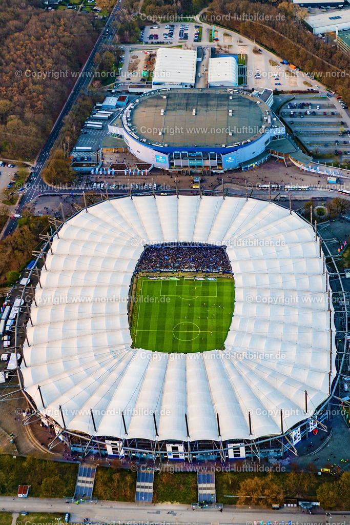 Hamburg_Volksparkstadion_ELS_3657280325 | HAMBURG 28.03.2025 Gebäude des Volksparkstadion - Arena des Hamburger HSV (vormals Imtech Arena, AOL Arena und HSV Nordbank Arena) in Hamburg. Weiterführende Informationen bei: HSV Fußball AG. // Stadium Volksparkstadion - formerly Imtech-Arena, is the home ground of German Bundesliga club HSV. Further information at: HSV Fussball AG. Foto: Martin Elsen