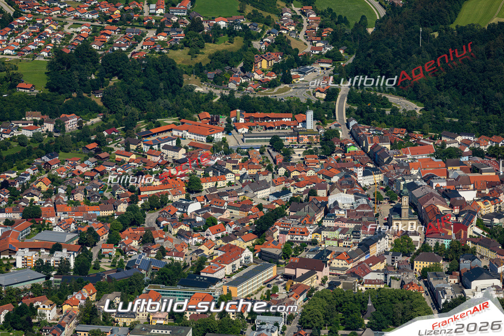 Aktuelles Luftbild von  Traunstein - Die Luftaufnahme wurde 2022 mittels UL-Flugzeug erstellt ( keine Drohne ) - hochauflösende Kamera-Systeme von  Canon -Beste Qualität - Für grossformatige Ausdrucke geeignet. Die Geschenkidee !